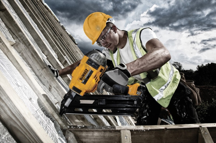 DEWALT PIŠTOĽ AKUMULÁTOROVÁ NASTREĽOVACIA 18V DCN690M2