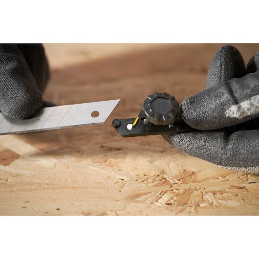 STANLEY NÔŽ ODLAMOVACÍ S KOLIESKOM FATMAX 18MM FMHT10592-0