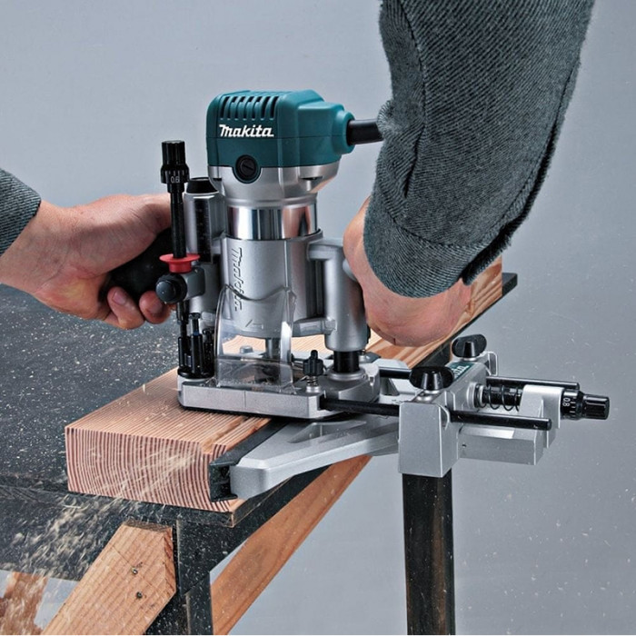 MAKITA FRÉZA JEDNORUČNÁ RT0702CX2J 710W