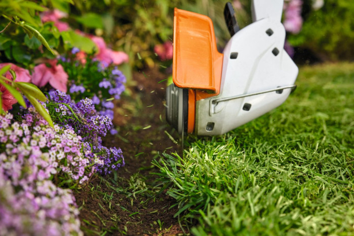 STIHL VYŽÍNAČ AKUMULÁTOROVÝ  FSA 30 V SADE S AKUMULÁTOROM AS 2 A ŠTANDARTNOU NABÍJAČKOU AL 1 FA100115710