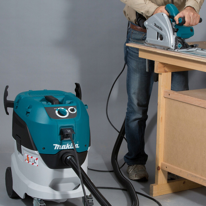 MAKITA VYSÁVAČ ELEKTRICKÝ VC4210L 1200W 42 L